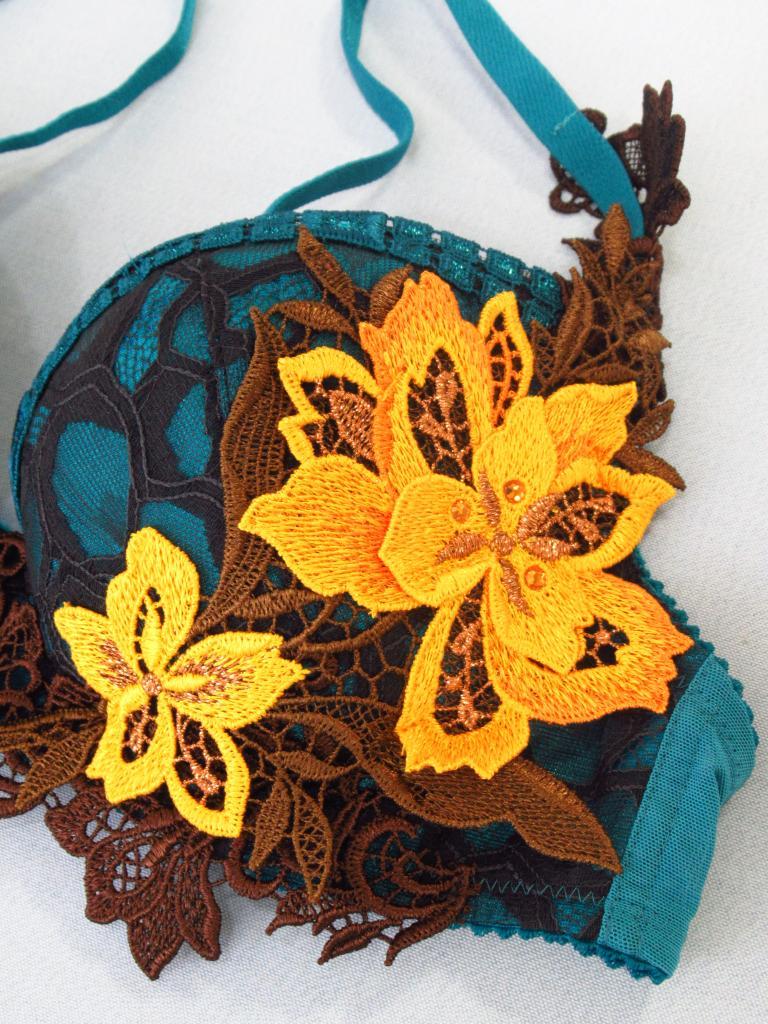 ワコール サルート　 刺繍デザインのブラジャーショーツセット C70 ワコール サルートD70フラワー刺繍ブラジャーショーツセット