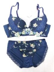 AMO'S STYLE by Triumph