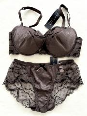 ESSENCE by Triumph、E75、ブラ＆ショーツ