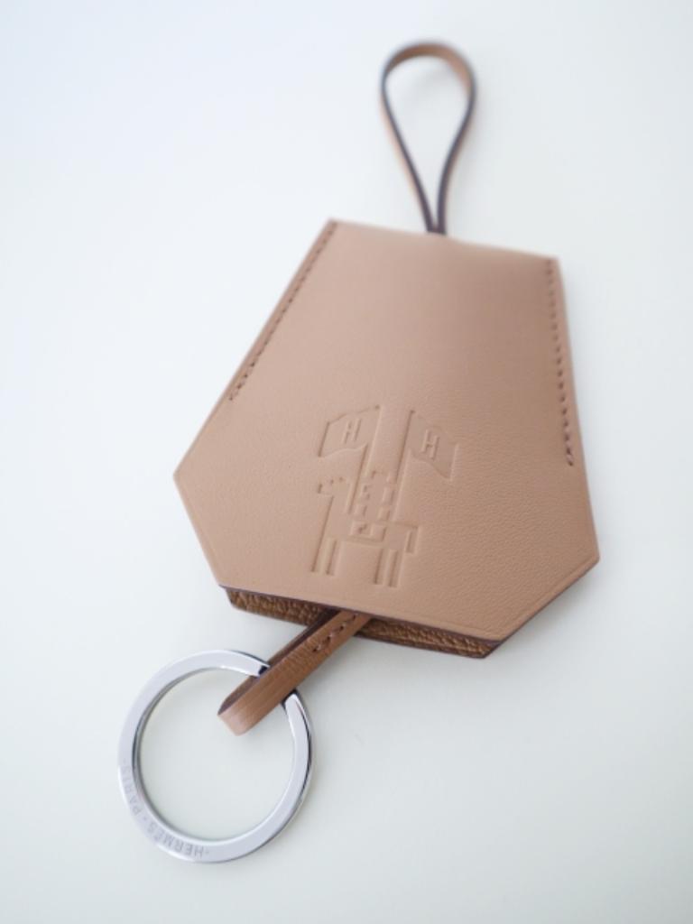 新品HERMES エルメス 2024 イヤーズギフト レザー　キークロシェット エルメス イヤーズギフト2024上顧客もメルカリ♩ キー