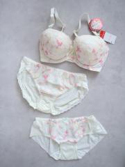 AMO'S STYLE by Triumph