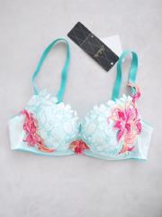 Wacoal Salute、D65、ブラジャー