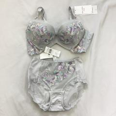 2024年製　RED LABEL by Triumph