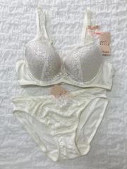 AMOSTYLE BY Triumph（A75/M）、A75、ブラ＆ショーツ