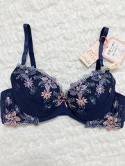 AMO'S STYLE by Triumph