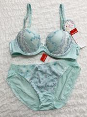 AMO'S STYLE by Triumph