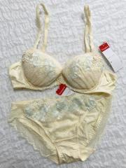 AMO'S STYLE by Triumph