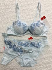 AMO'S STYLE by Triumph