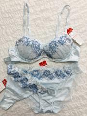 AMO'S STYLE by Triumph