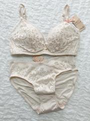 AMO'S STYLE by Triumph