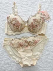 AMO'S STYLE by Triumph