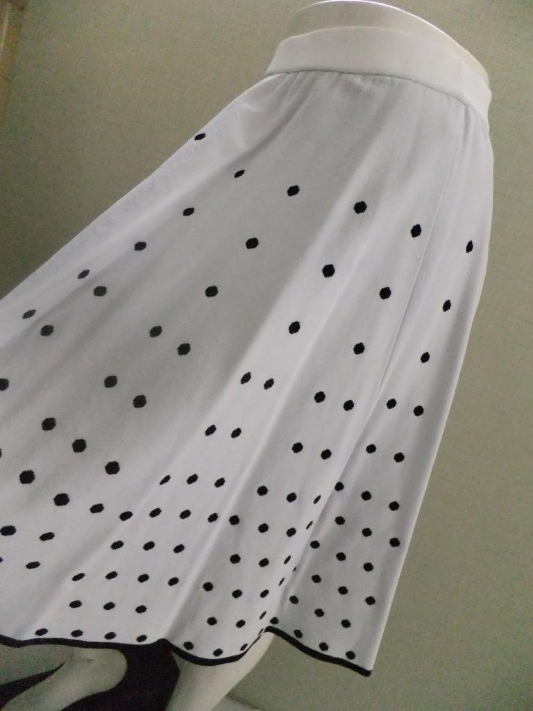 [新品☆タグ付] TO BE CHIC レーススカート　40 TO BE CHIC新品40スカート